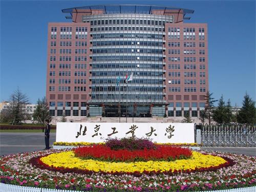 工業(yè)機(jī)器人學(xué)校選哪里？