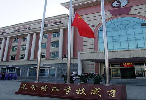 保定新興工業(yè)技工學校是全日制學校嗎？學校提供住宿嗎？