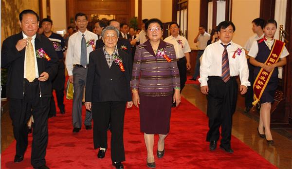 全國政協(xié)副主席錢正英（左一）、十五屆中央委員顧秀蓮（左三）、國務(wù)院扶貧主任，政協(xié)常委胡富國（左一）、北方汽車專修學(xué)校曹振峰董事長（右一）在人民大會堂共同出席北方學(xué)校七千萬扶貧工程