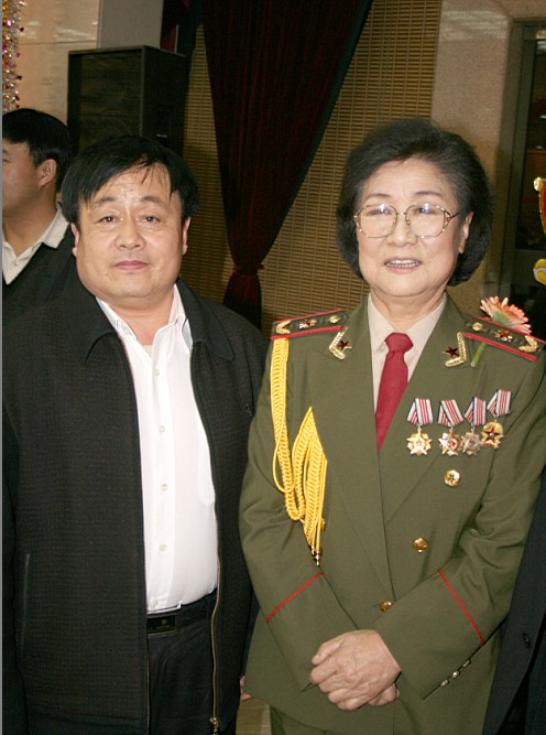 全國一級演員，政協(xié)委員馬玉濤（右一）與曹振峰同志合影